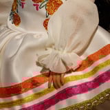 Mattel Barbie Signature Dia De Muertos 2025 -  Puppe in einem cremefarbenen Rüschenkleid 