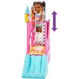 Mattel Barbie Skipper Babysitters Inc. Hüpfburg mit Skipper, Kleinkind und Zubehör, Kulisse 