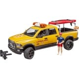bruder 02506 RAM 2500 Power Wagon Life Guard, Modellfahrzeug gelb/schwarz, Inkl. Figur, Stand Up Paddle und Light & Sound Modul