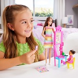 Mattel Barbie Lehrerin-Puppe mit Kleinkind-Puppe und Unterrichtszubehör 