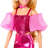 Mattel Barbie Deluxe Style im pinken Metallic Outfit, Puppe 