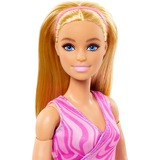 Mattel Barbie Made to Move mit pinkem Sportoberteil und blauer Yogahose, Puppe 