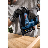 Bosch Professional Akku-Holznagler GNH 18V-35 Professional solo, 18Volt blau/schwarz, ohne Akku und Ladegerät
