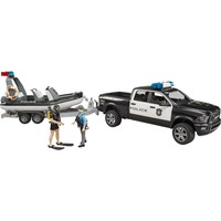 bruder RAM 2500 Polizei Pickup, L+S Modul, Anhänger mit Boot, Modellfahrzeug schwarz/weiß, Inkl. 2 Figuren